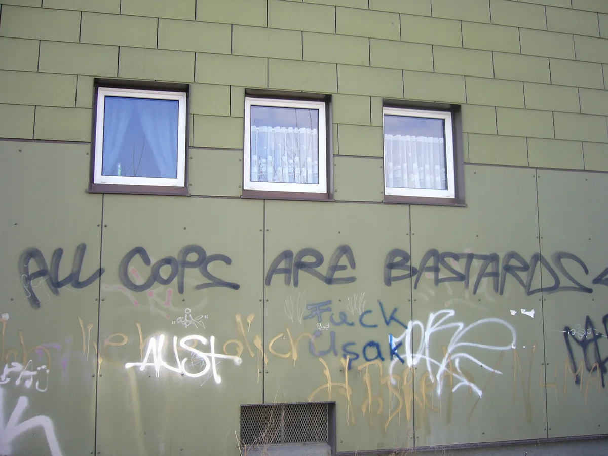 Pintada con la expresión All Cops Are Bastards bajo las ventanas de un edificio de Múnich