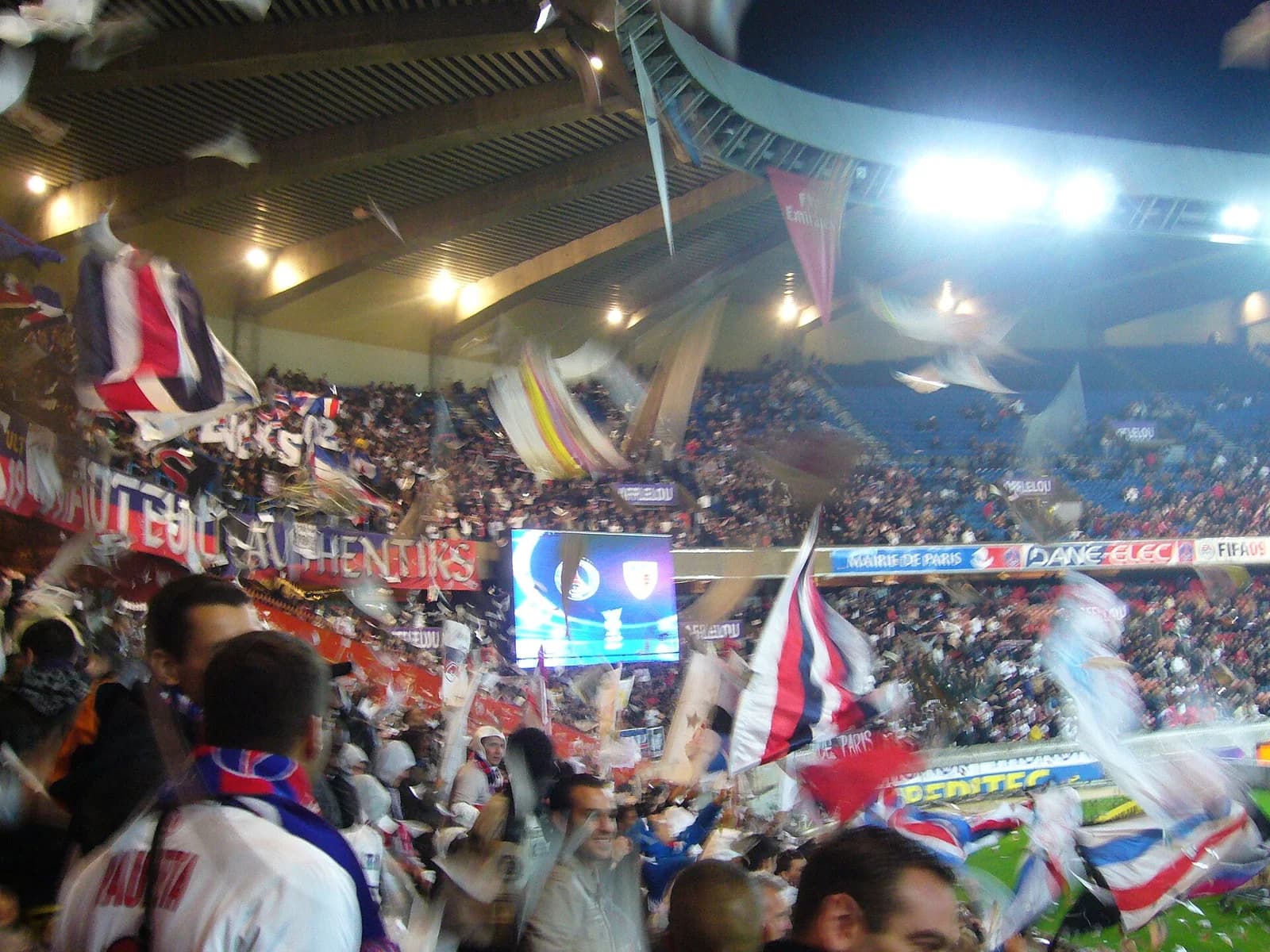 Papelitos en el aire y banderas en la tribuna Auteuil del Parc des Princes durante el PSG–Kayserispor de 2008