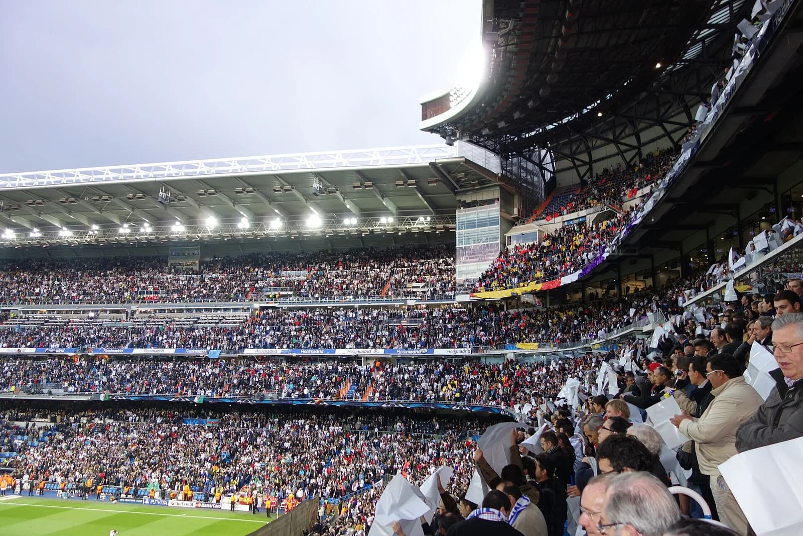 Gradas del Santiago Bernabéu con un mosaico de cartulinas blancas y moradas antes del Real Madrid–Borussia Dortmund de 2013