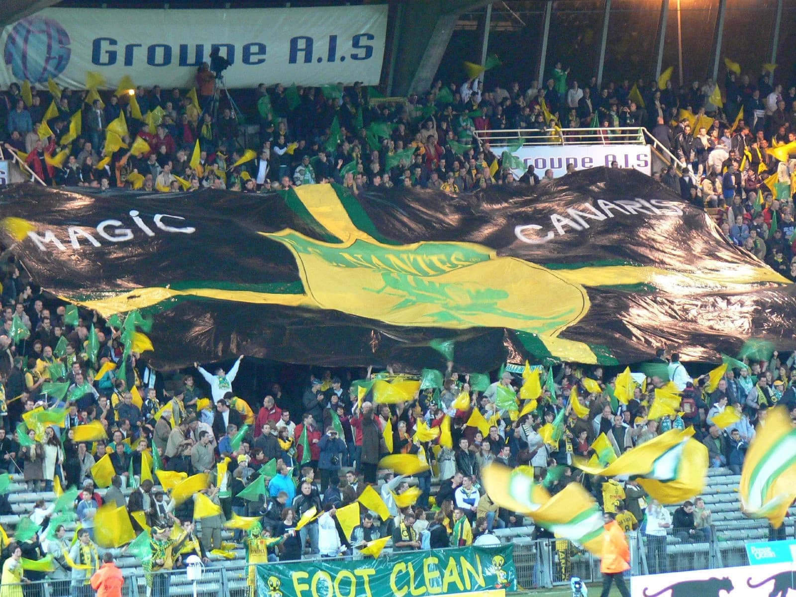 Tifo de tela y banderas en una grada del FC Nantes en 2006