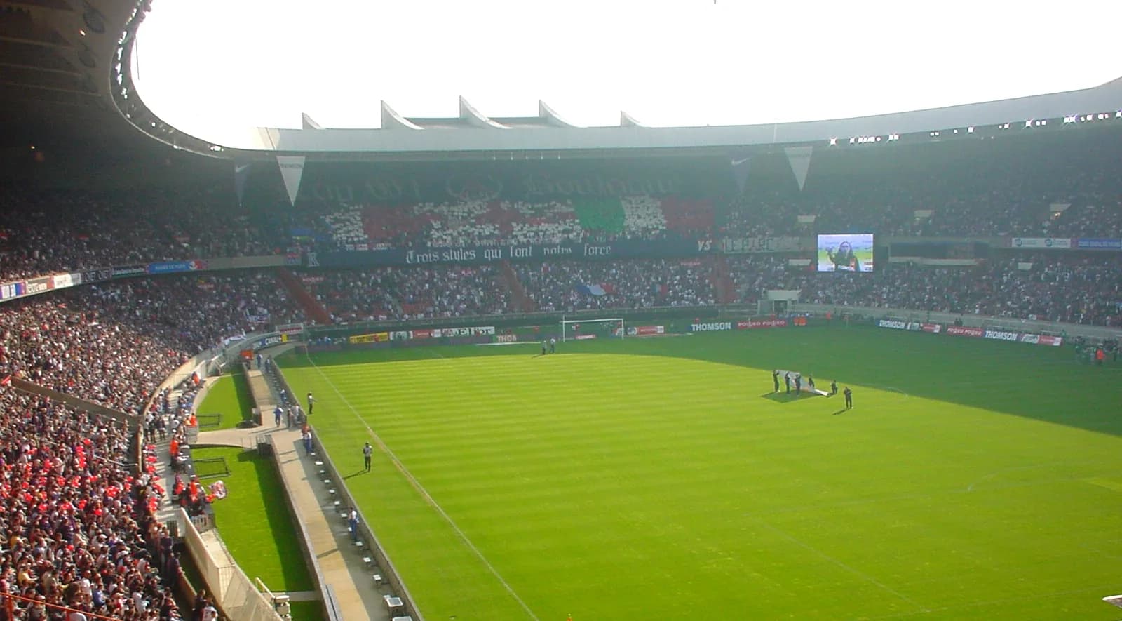 Vista panorámica del Parc des Princes con el tifo de la tribuna Boulogne en un PSG–Marsella de 2009
