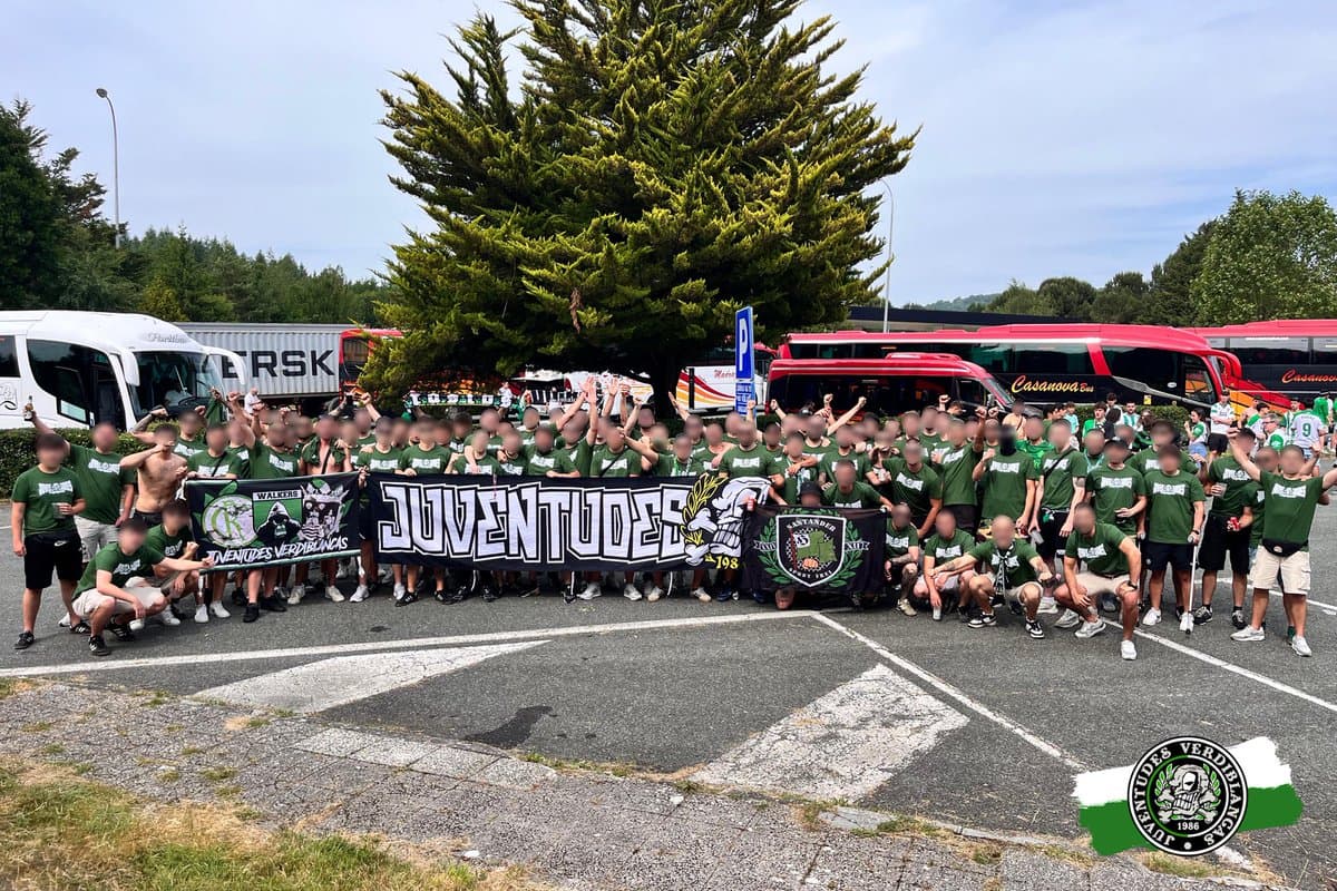 Juventudes Verdiblancas in the stands