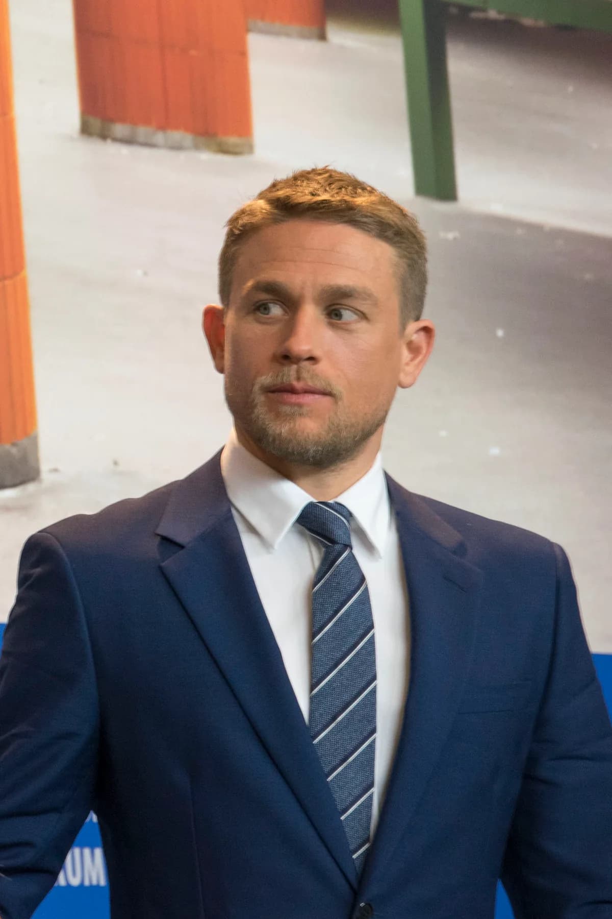 Retrato de Charlie Hunnam en una rueda de prensa de la Berlinale de 2017