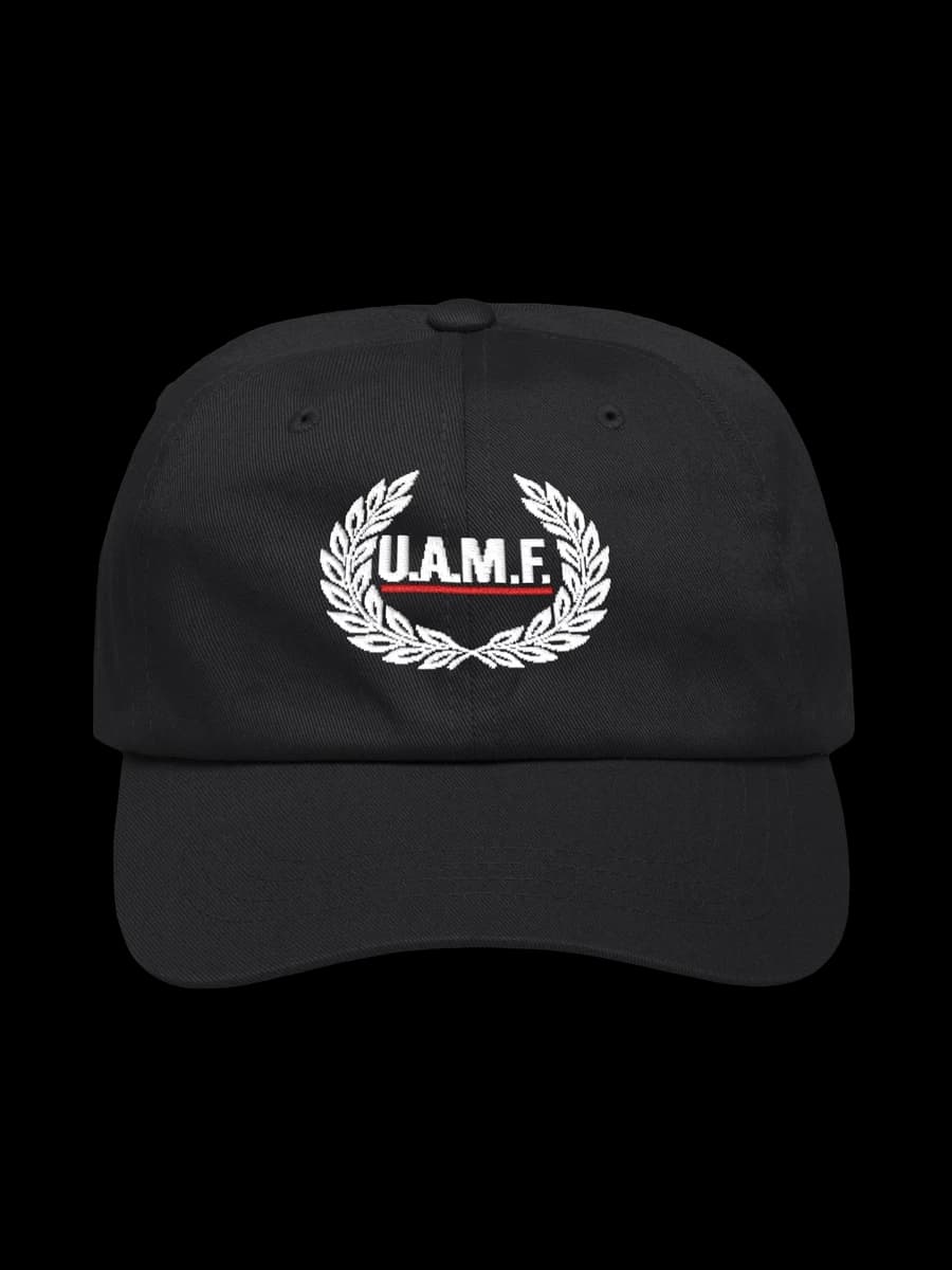 Gorra negra con U.A.M.F. entre laureles blancos y subrayado rojo bordado