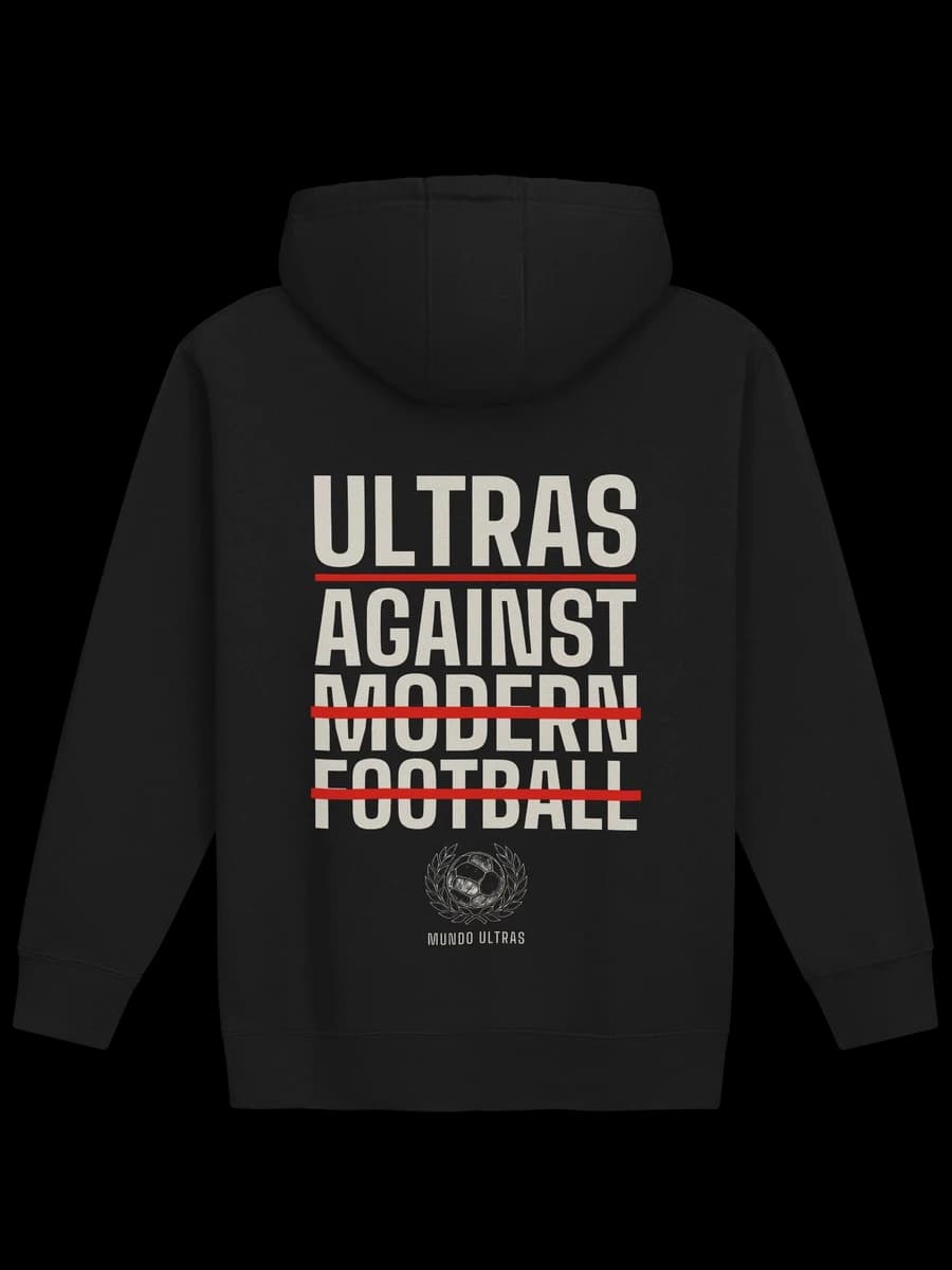 Espalda de la sudadera con ULTRAS AGAINST MODERN FOOTBALL, tachados rojos y balón entre laureles