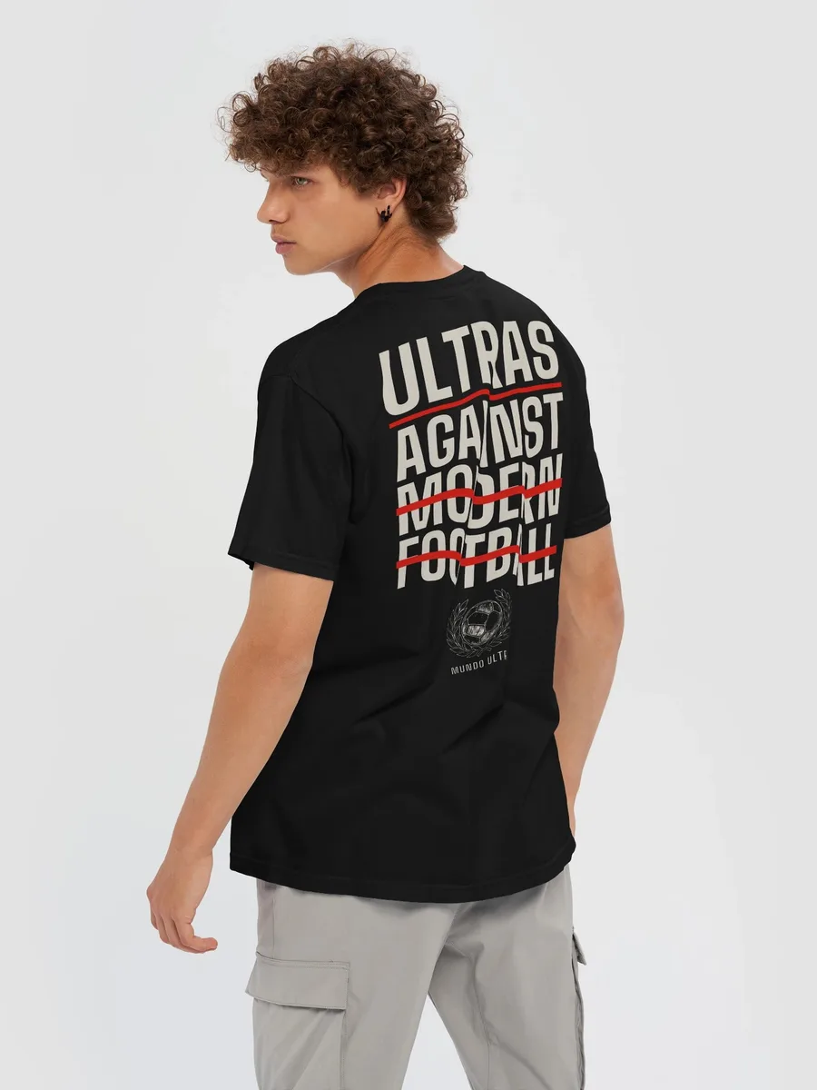 Modelo de espaldas con la camiseta Ultras Against Modern Football