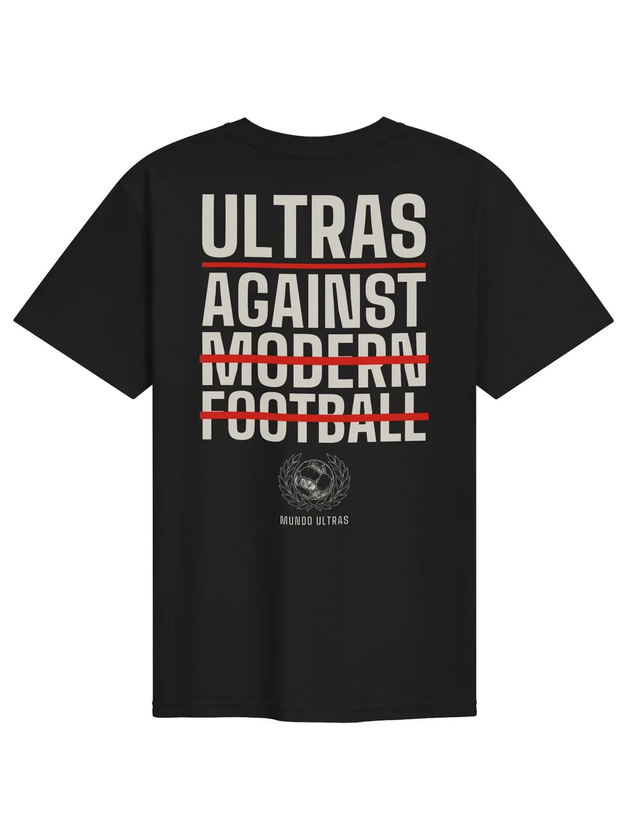 Espalda de la camiseta: ULTRAS AGAINST MODERN FOOTBALL con MODERN FOOTBALL tachado en rojo y un balón entre laureles