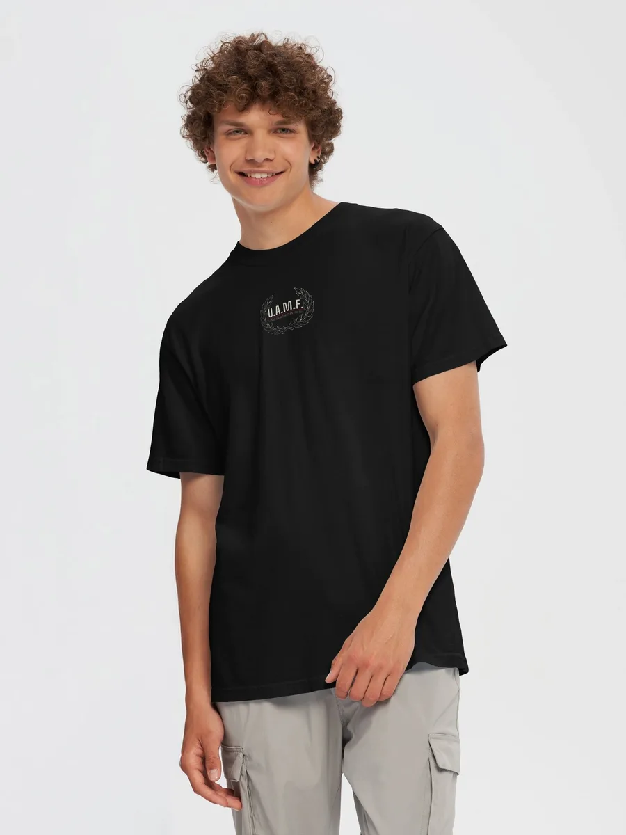 Modelo de frente con la camiseta y el logo U.A.M.F. en el pecho