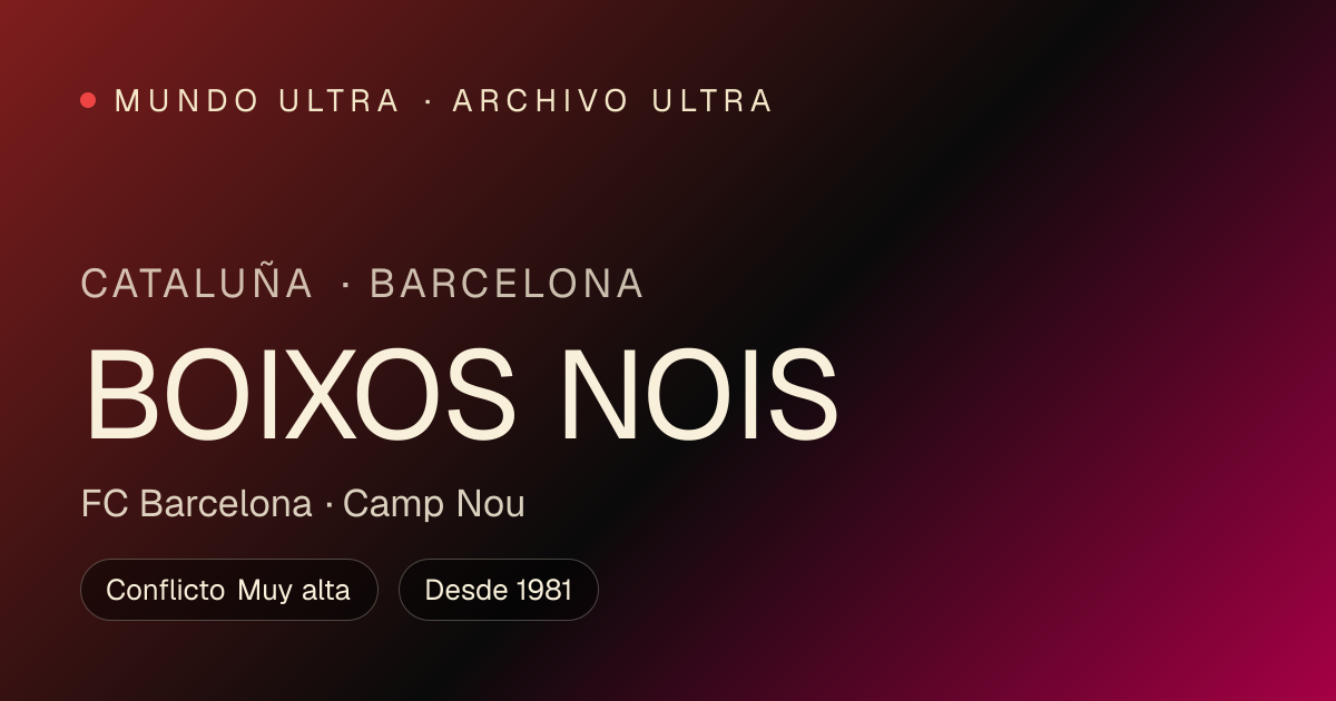 Grada densa con humo y ambiente de alta tensión