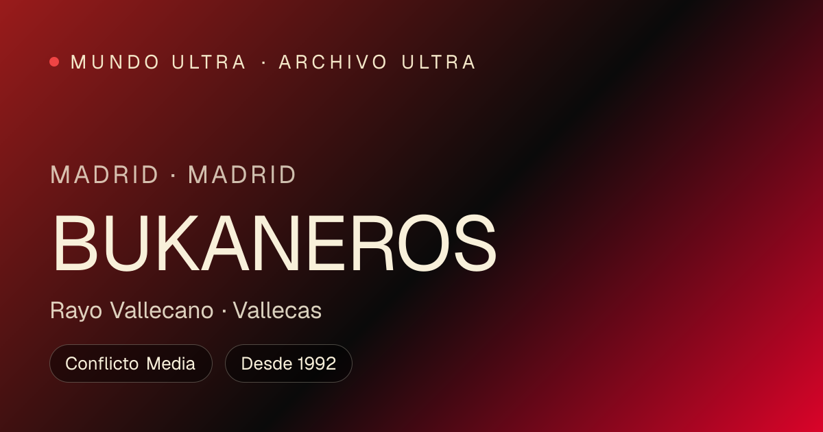 Aficionados entre humo y color de grada en una escena intensa