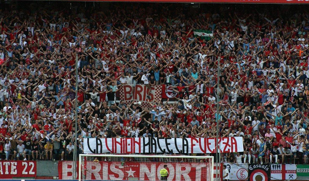 Gol Norte del Sevilla con Biris Norte ocupando la grada en un ambiente de gran densidad