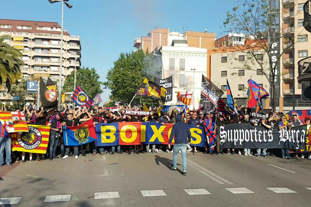 Movilización de Boixos Nois con banderas y pancartas azulgranas en la calle