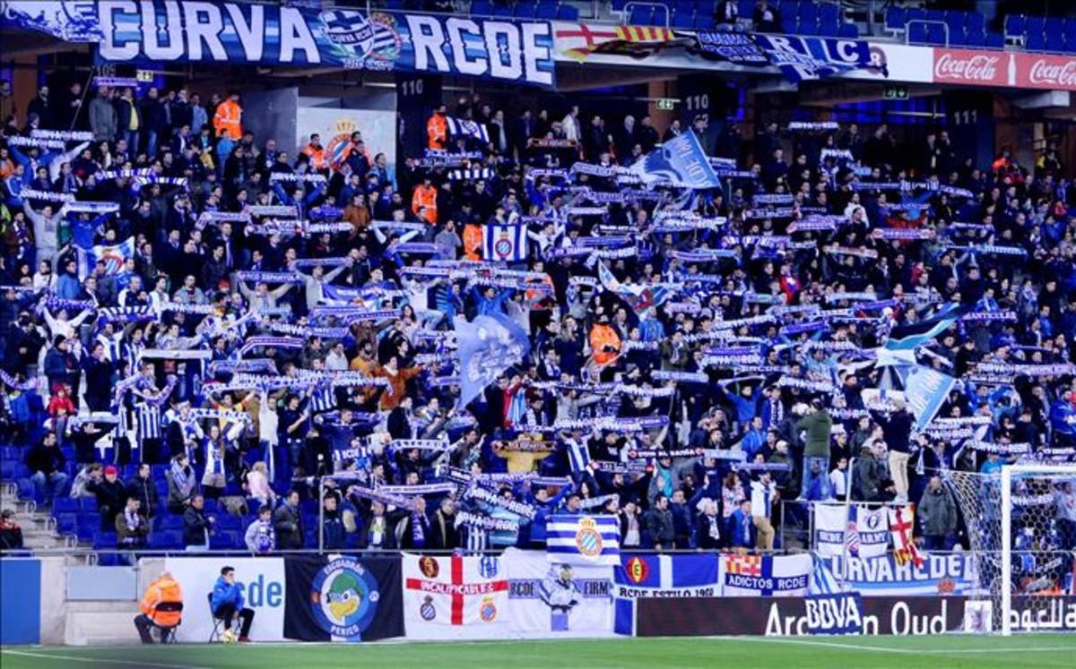 Curva del Espanyol con Brigadas Blanquiazules y bufandas alzadas en la grada