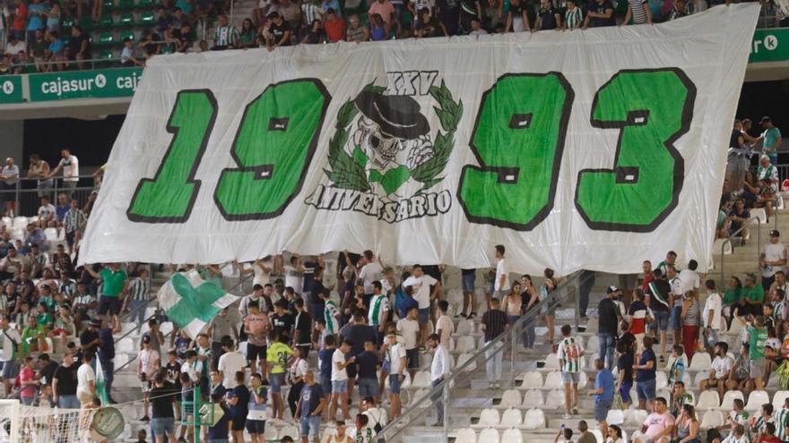 Brigadas Blanquiverdes con gran telón aniversario en la grada del Córdoba