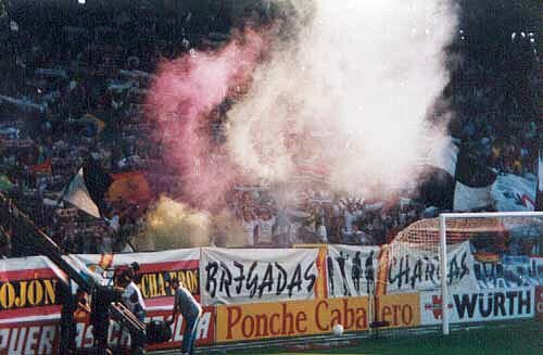 Brigadas Charras en el fondo del Helmántico con humo y pancartas