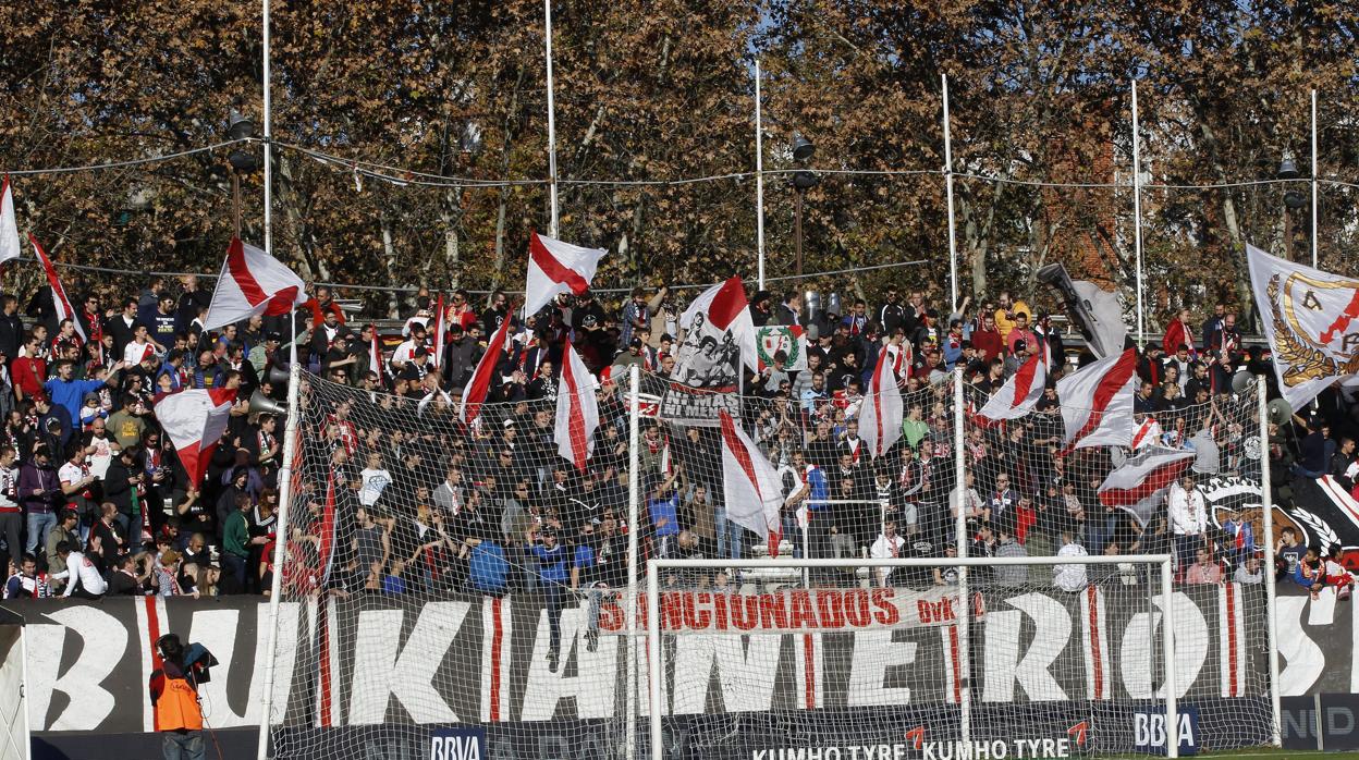 Grada de Bukaneros en Vallecas con banderas rojiblancas y pancarta principal en el fondo