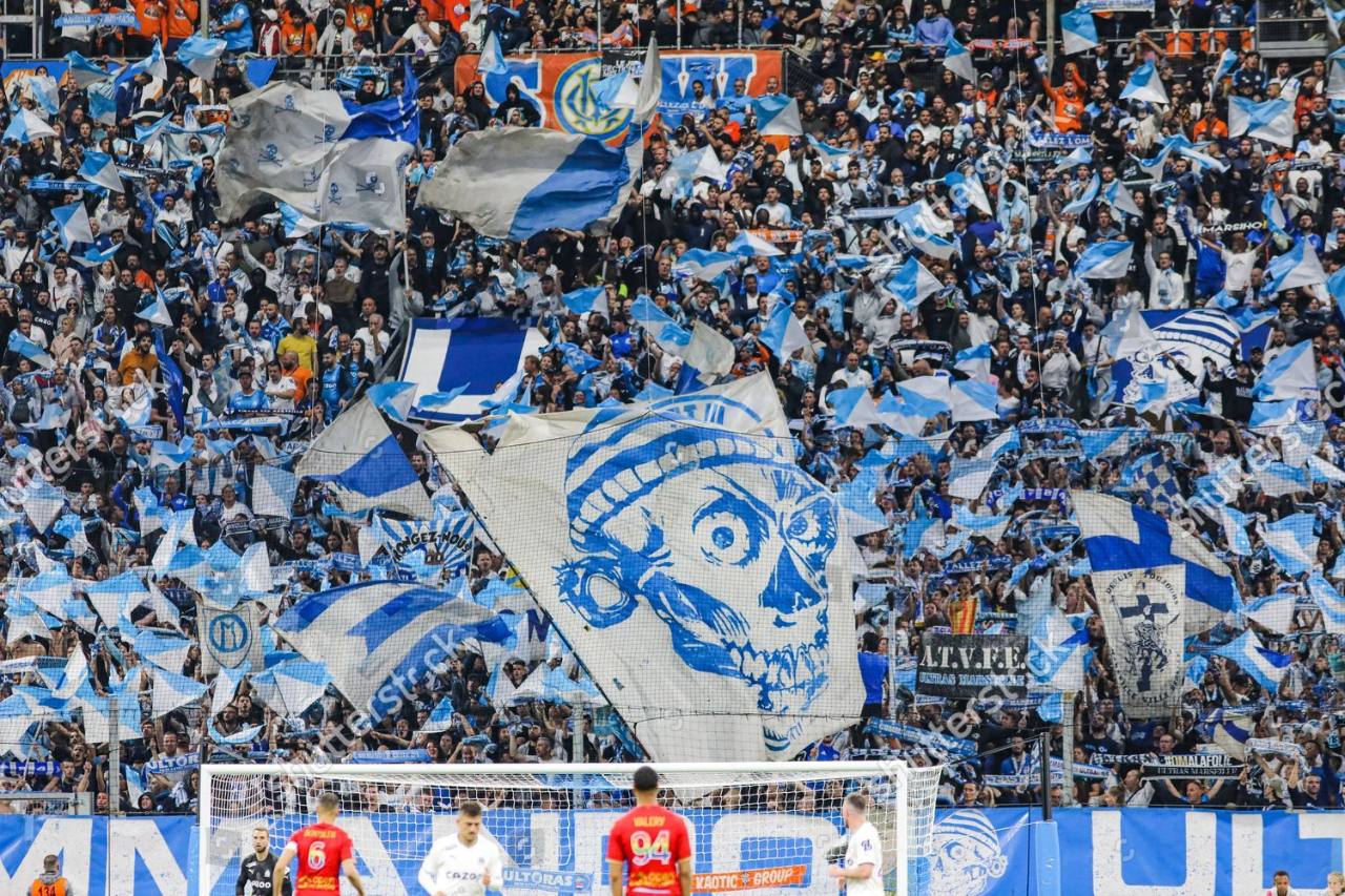 Virage del Olympique de Marseille con banderas de Commando Ultra 84 en el Vélodrome