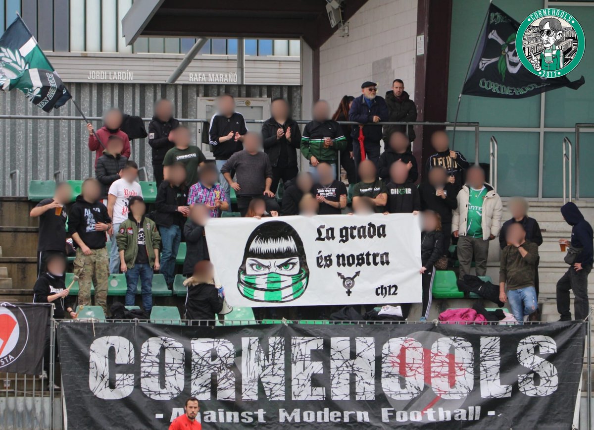 Aficionados de Cornehools con pancarta en la grada del UE Cornellà