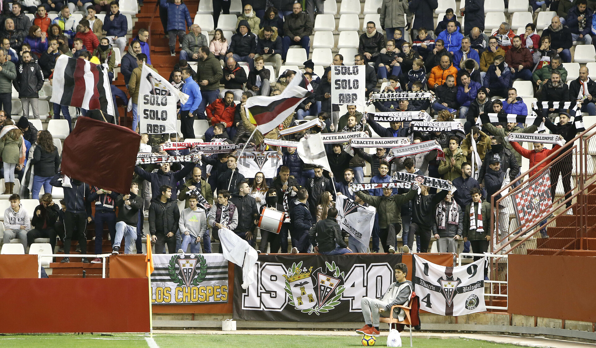 Curva Rommel animando en el fondo del Carlos Belmonte