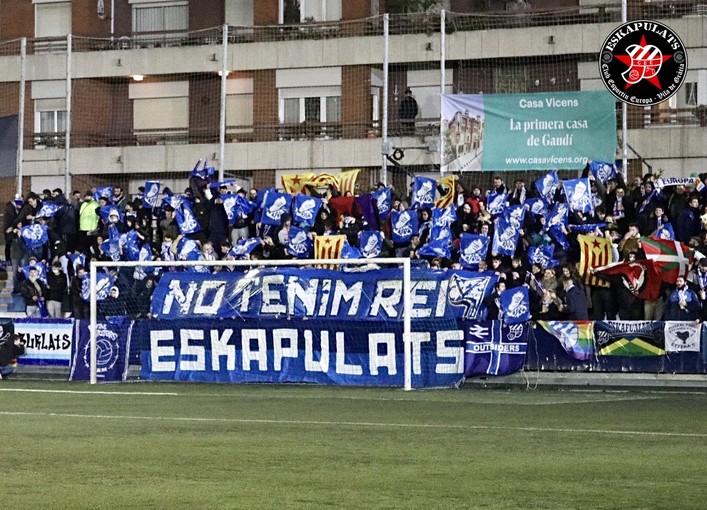 Fondo de Eskapulats con banderas azules y pancarta en el CE Europa