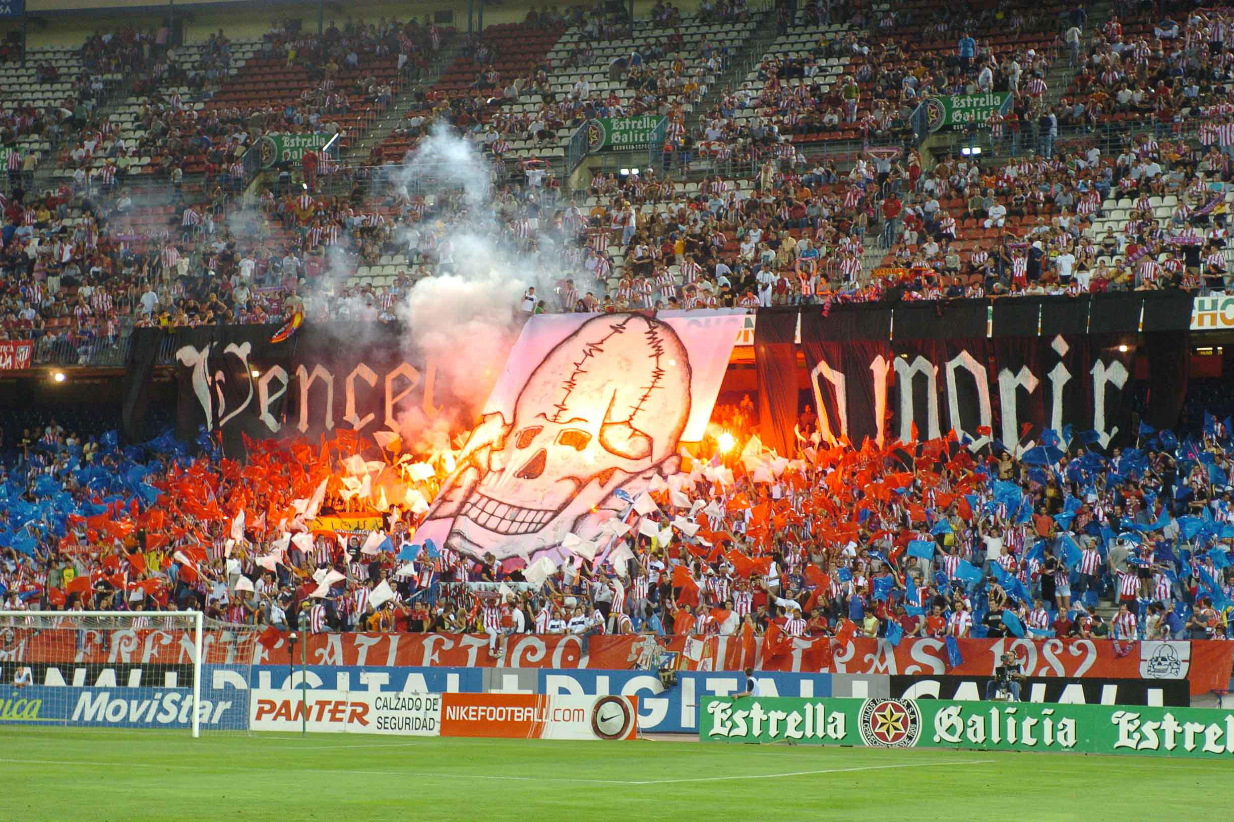 Fondo de Frente Atletico con tifos, bengalas y gran despliegue rojiblanco en el estadio