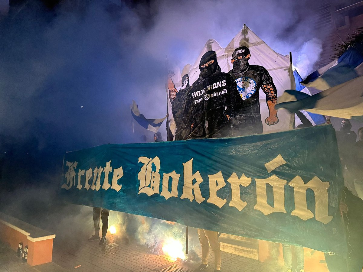 Fondo de Frente Bokerón en La Rosaleda con banderas y presencia azul y blanca