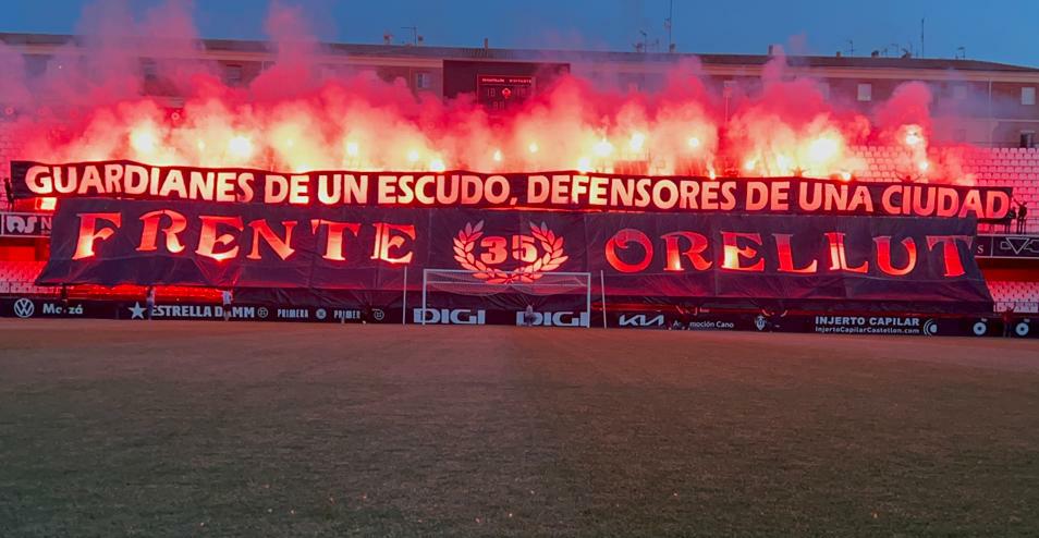 Tifo y bengalas de Frente Orellut en Castalia