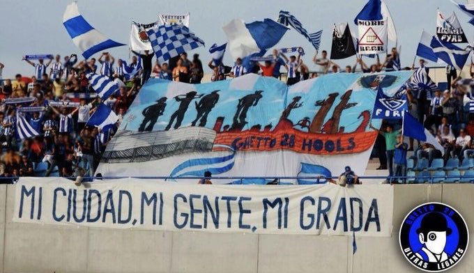 Tifo y fondo blanquiazul de Ghetto 28 en Butarque