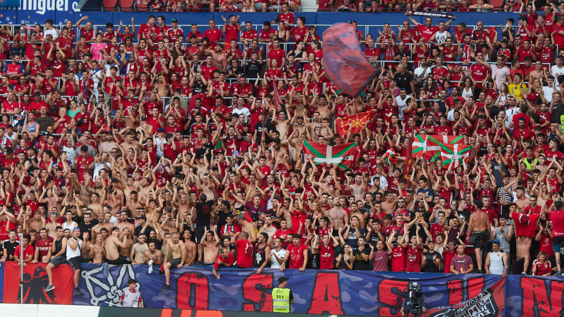 Grada rojilla de Indar Gorri con ambiente compacto en rojo