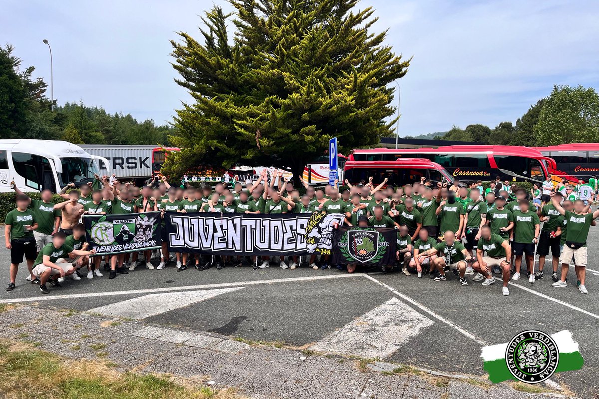 Juventudes Verdiblancas reunida en un desplazamiento del Racing