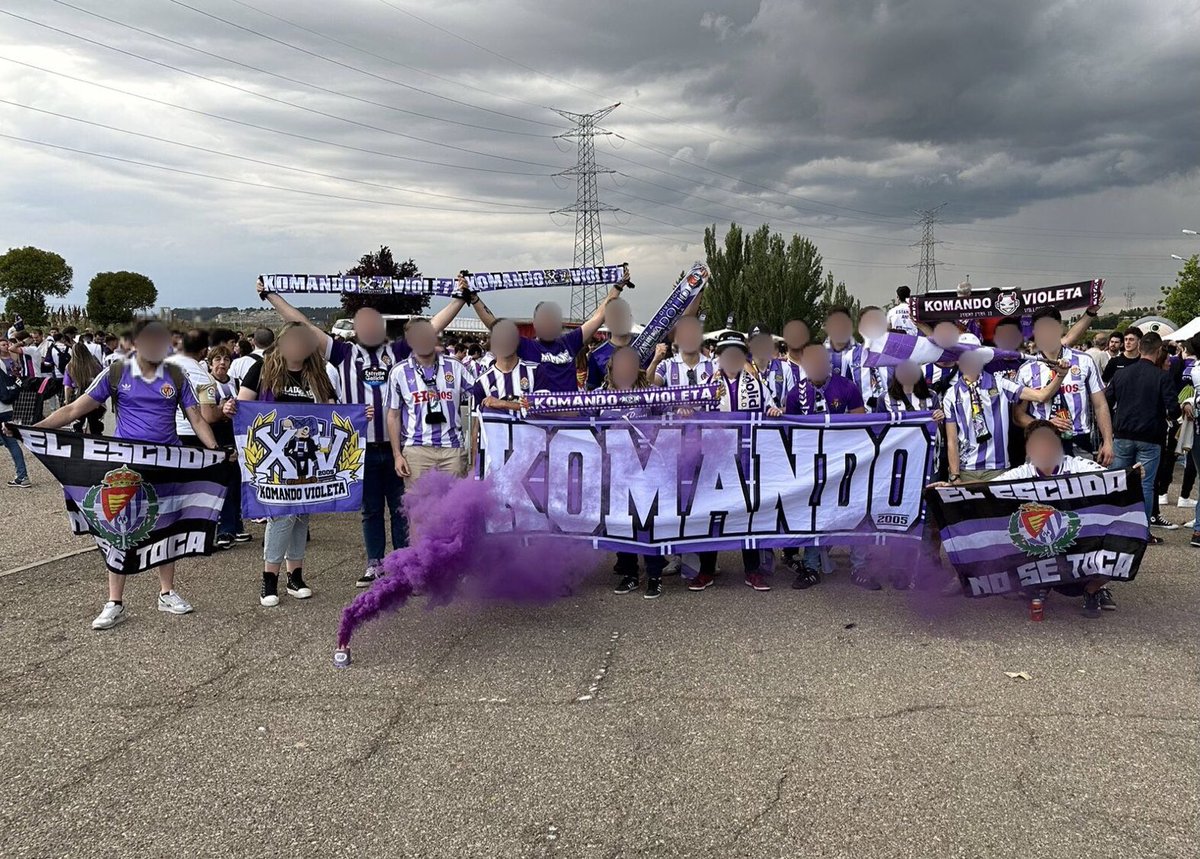 Aficionados del Real Valladolid animando en un fondo de estadio