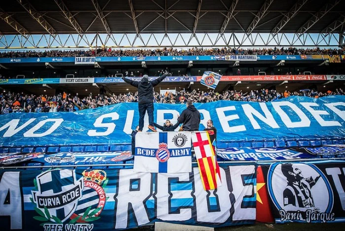 La Curva desplegada en la grada de animación del RCDE Stadium