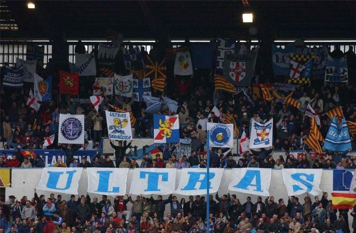 Ligallo Fondo Norte en la grada del Zaragoza con pancarta principal y banderas