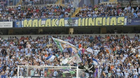 Malaka Hinchas animando en la grada de La Rosaleda