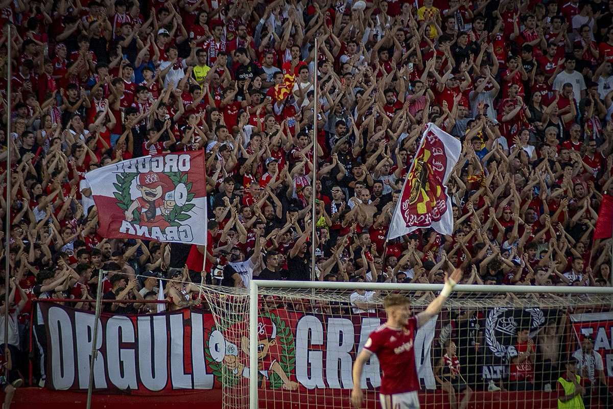 Grada del Nastic con banderas y presencia de Orgull Grana 1886 en el Nou Estadi
