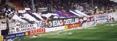Resaca Castellana en la grada del Burgos con pancartas y banderas blanquinegras