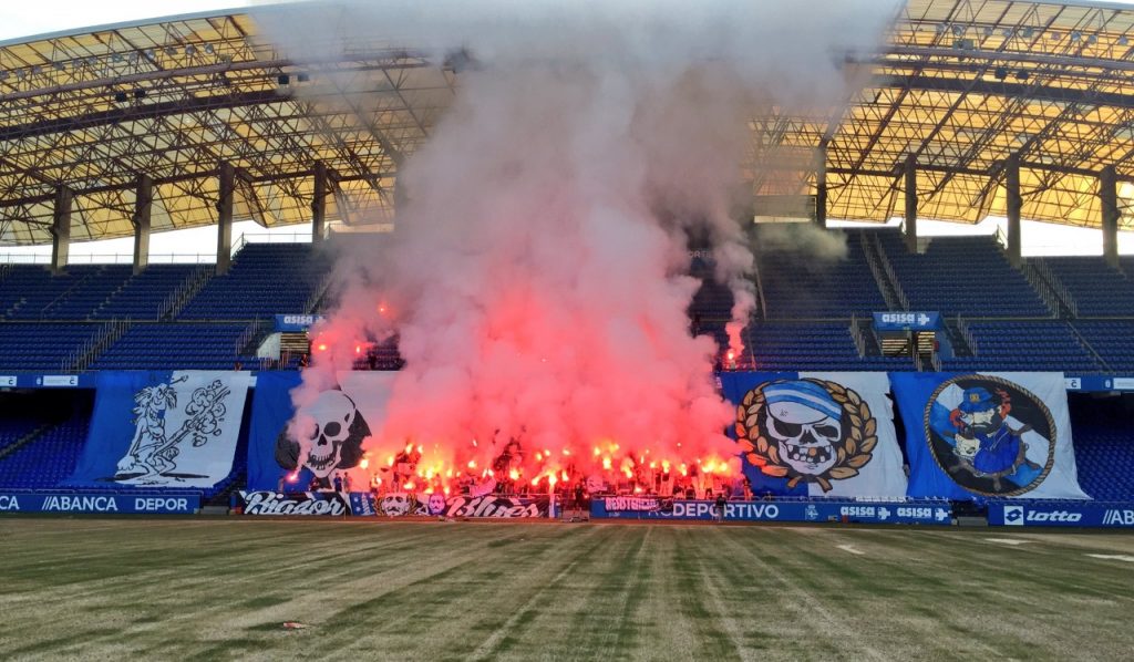 Riazor Blues con bengalas, humo y grandes telones blanquiazules en Riazor