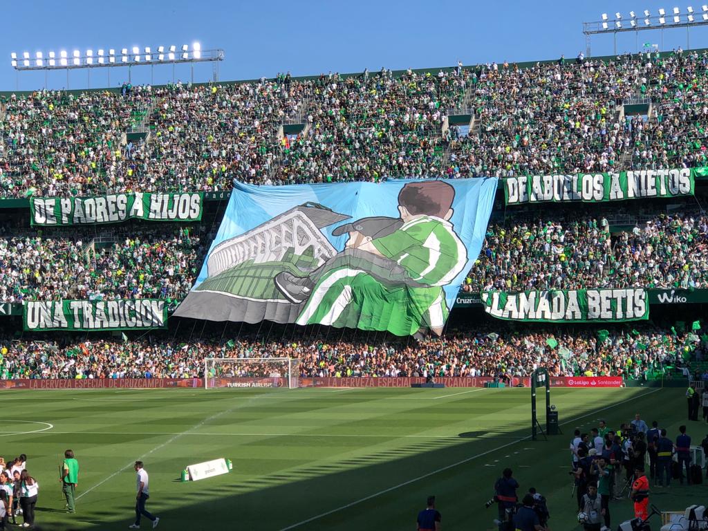 Gol Sur del Betis con mosaico, telón central y grada verdiblanca llena en el Villamarín