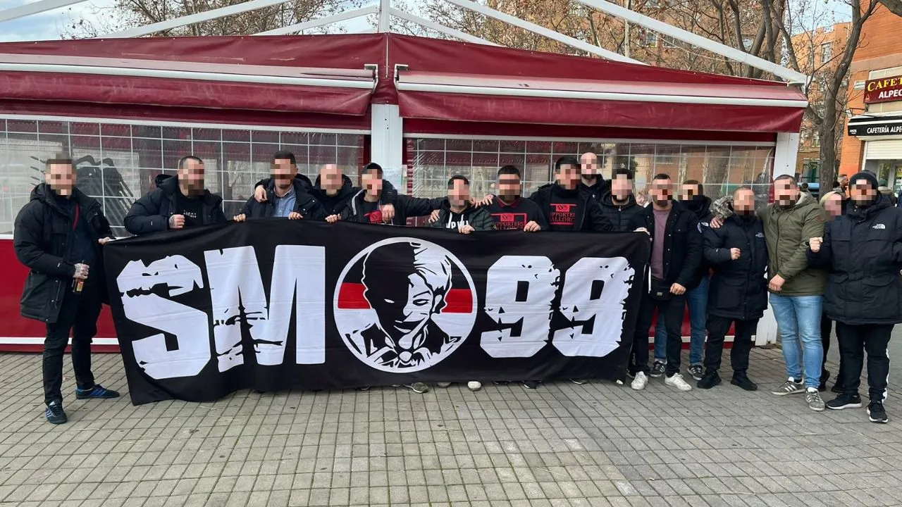Supporters Mallorca 1999 con pancarta en una quedada de grupo
