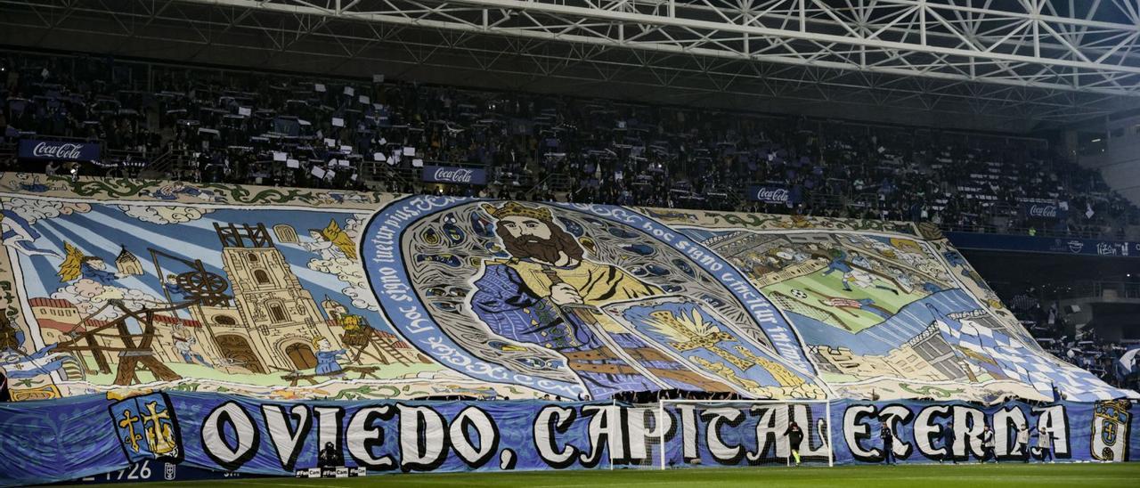 Gran tifo de Symmachiarii en el Carlos Tartiere con el lema Oviedo, capital eterna