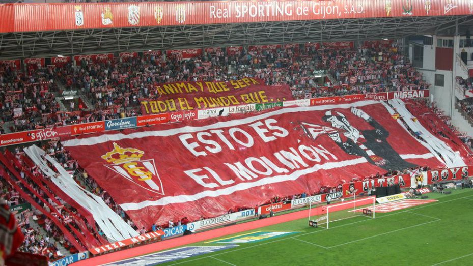 Tifo de Ultra Boys en El Molinon con la grada rojiblanca desplegada