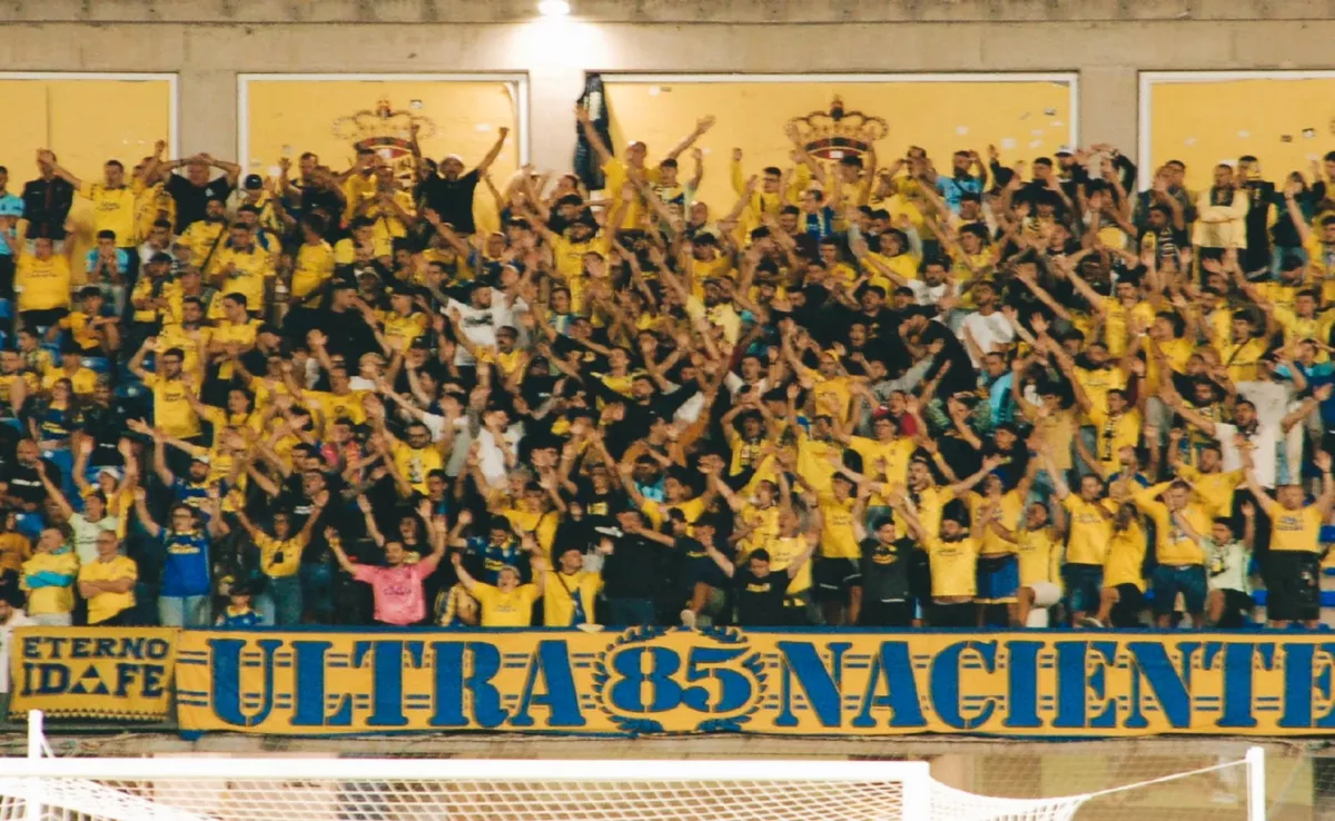 Ultra Naciente animando en la grada amarilla de la UD Las Palmas