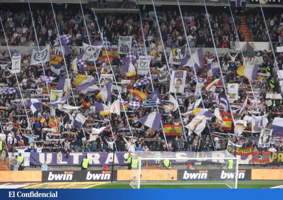 Fondo de Ultra Sur en el Santiago Bernabeu con banderas, pancartas y gran densidad de grada