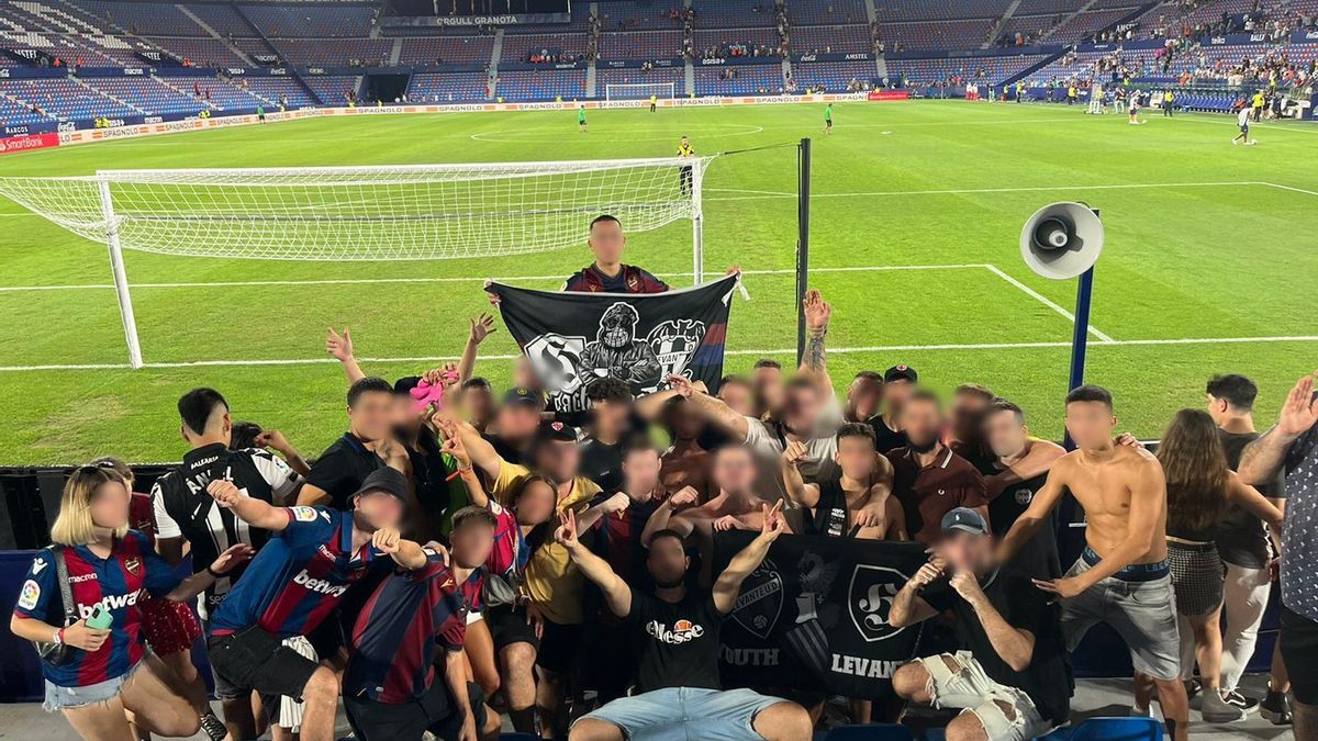 Ultras Levante reunidos en una salida del Levante UD