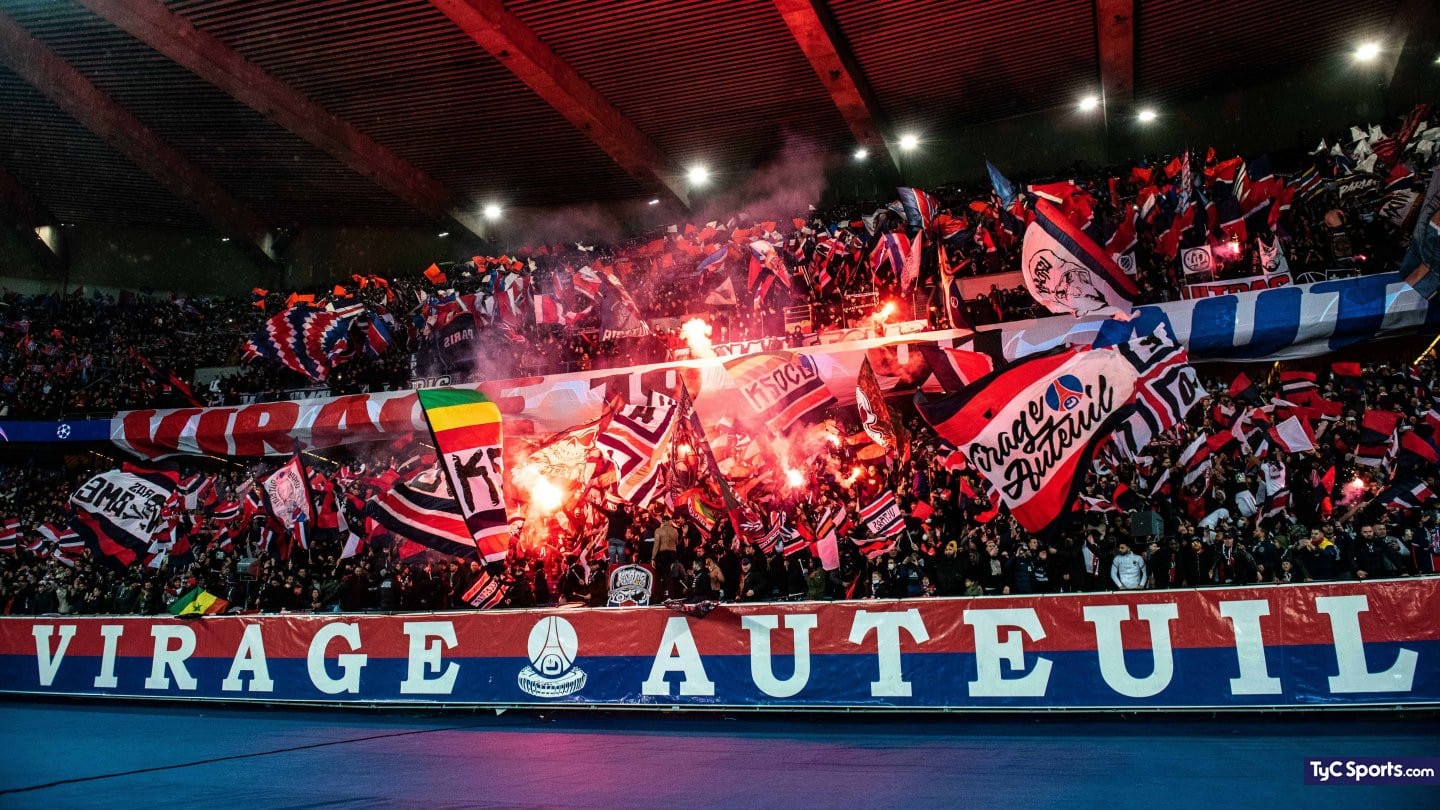 Virage Auteuil del PSG con banderas, bengalas y pancarta en el Parc des Princes